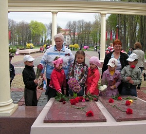 На возложении цветов к мемориалу